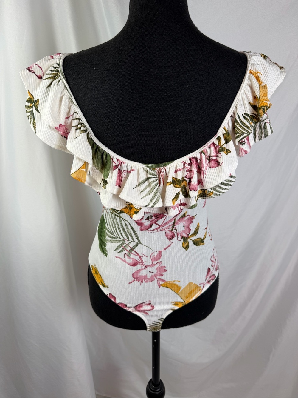 ASTR the Label Floral Ruffle Top Ribbed Stretch Romantic Boho Bodysuit Small - Picture 9 of 13